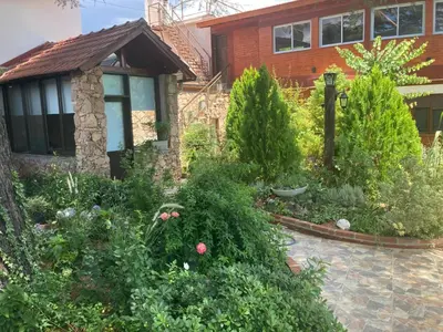 a garden in front of a house at Ashram Asociación Argentina de Yoga in Mina Clavero