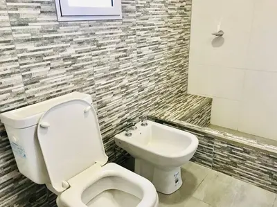 a bathroom with a toilet and a sink at LA MILAGROS PIQUITO DE ORO in Merlo