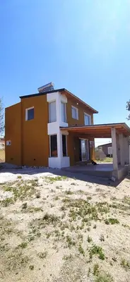 a house with a large yard in front of it at Cabaña Nerviomotor in Cordoba