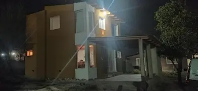 a house at night with the lights on at Cabaña Nerviomotor in Cordoba