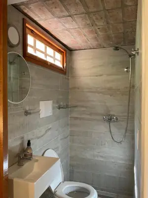 a bathroom with a toilet and a sink and a shower at Encantador Duplex cerca de todo in Cordoba