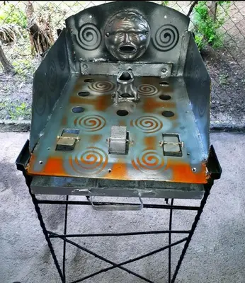 a metal stove with a face on top of it at HARD ROCK SERRANO in Santa María