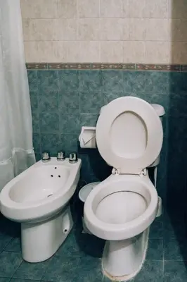 a bathroom with a toilet and a sink at Departamento en calle Paraná by Lofty in Cordoba
