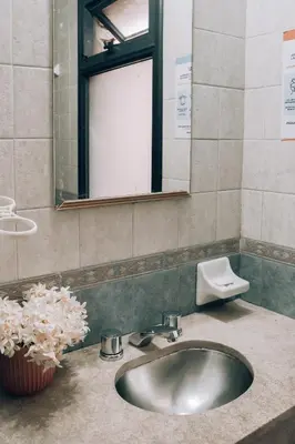 a bathroom sink with a mirror and a window at Departamento en calle Paraná by Lofty in Cordoba
