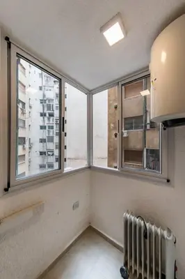 an empty room with two windows and a radiator at San Luis 61 B Nueva Córdoba enfrente al Paseo del Buen Pastor in Cordoba