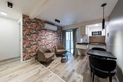 a living room with a table and chairs and a kitchen at San Luis 61 B Nueva Córdoba enfrente al Paseo del Buen Pastor in Cordoba