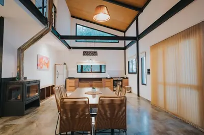 a kitchen and dining room with a table and chairs at Casa Brunia Lago Los Molinos in Villa General Belgrano