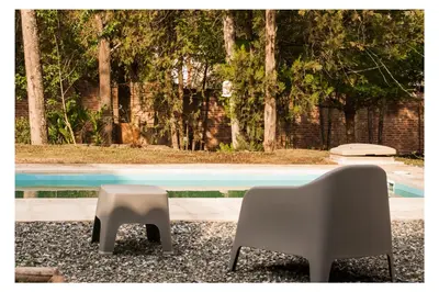 a table and two chairs sitting next to a pool at VILLA BEATRIZ in Villa Anizacate