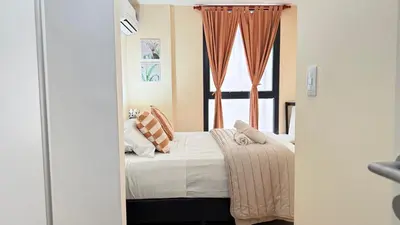 a bedroom with a bed and a window at VOW Departamento CÉNTRICO CON COCHERA in Villa Carlos Paz