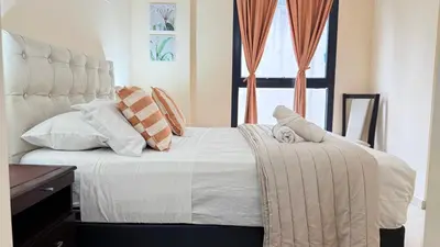 a bedroom with a white bed with pillows and a window at VOW Departamento CÉNTRICO CON COCHERA in Villa Carlos Paz