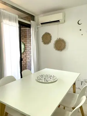 a white dining room table with white chairs at Departamento en Nueva Cordoba Centro Bv Illia in Cordoba