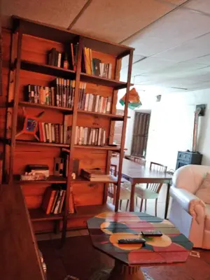 a living room with a table and a book shelf at Casita serrana in Cassaffousth