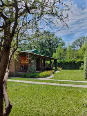 a house in a yard with a green lawn at Casita serrana in Cassaffousth