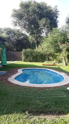 a small swimming pool in the grass in a yard at Casita serrana in Cassaffousth