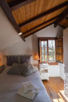 a bedroom with a bed with two towels on it at Cabañas La Oma Intiyaco in Atos Pampa