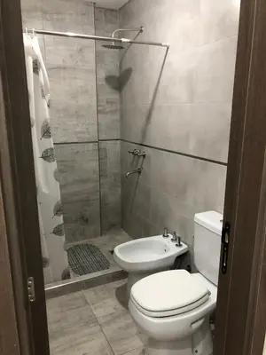 a bathroom with a toilet and a shower at Edificio Veneto IV - Departamento de un dormitorio en pleno centro in Villa Carlos Paz
