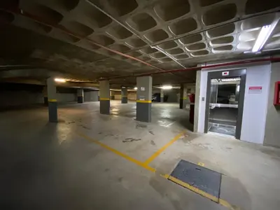an empty parking garage with an empty parking lot at Edificio Veneto IV - Departamento de un dormitorio en pleno centro in Villa Carlos Paz