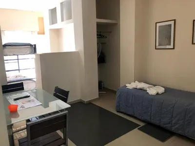 a small room with a bed and a desk at DERC Temporarios in Río Cuarto