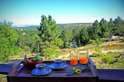 a table with a bowl of fruit and two cups of juice at Fase a Tierra in Atos Pampa