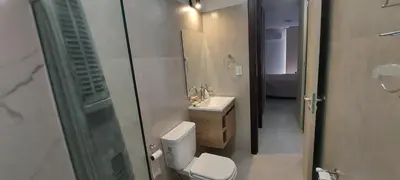 a bathroom with a toilet and a sink and a shower at Centro Carlos Paz 1 dormitorio in Villa Carlos Paz