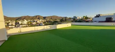 a balcony with green flooring on top of a building at Centro Carlos Paz 1 dormitorio in Villa Carlos Paz
