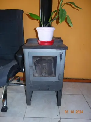 a pot on top of a stove with a plant on top at Cabaña La Chicha in Villa Anizacate