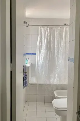 a bathroom with a shower curtain and a toilet at Espejito espejito in Cordoba
