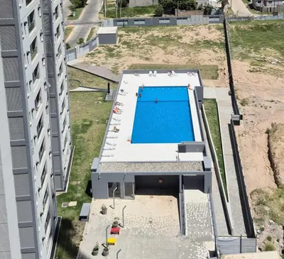 an overhead view of a swimming pool next to a building at Gama Top con cochera in Cordoba