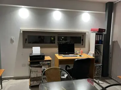 an office with a desk with a computer on it at LUMINOSO piso con jacuzzi in Alta Gracia