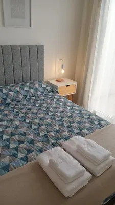 a bedroom with a bed with two towels on it at Condominio Monte Molinos - dpto en Nautico, 2 dormitorios y vista al lago in Villa Ciudad de America