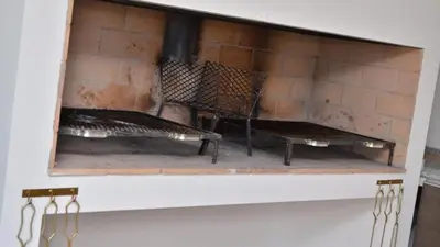two benches sitting on top of a fireplace at Departamento centrico Villa Carlos Paz in Villa Carlos Paz