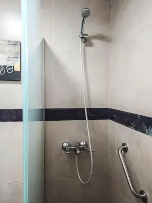 a shower with a hose in a bathroom at Depto Viamonte PlantaAlta, 2Dorm, Terraza, Cochera in Cordoba