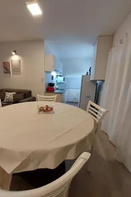 a white table and chairs in a living room at FRANCISMAR - Cálido Depto. Centro Carlos Paz in Villa Carlos Paz