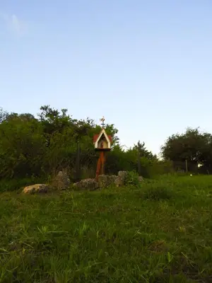 a bird house sitting on top of a green field at Descanso Serrano in Tanti