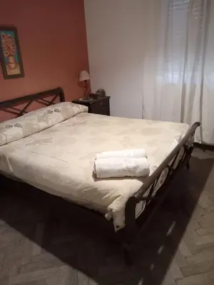 a bed with towels on it in a bedroom at La casita de Calamuchita in Los Reartes