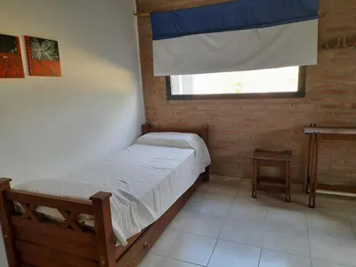 a small bedroom with a bed and a window at Campo sereno in Falda del Carmen