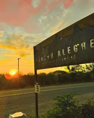 a street sign on the side of a road at GLAMPING RANCHO ALEGRE in Merlo