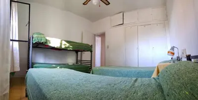 a room with two bunk beds in a room at Balcones del Cerro Departamento con cochera in Villa Carlos Paz