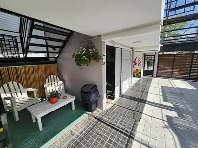 a porch with two chairs and a trash can at Maktub Alta Gracia, Complejo para Turistas in Alta Gracia