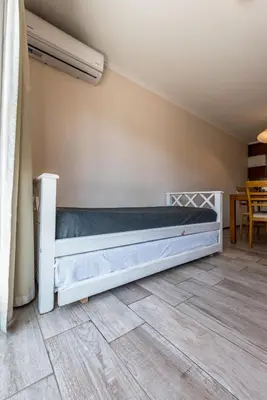 a white bed in a room with a table at Excelente depto 2 habitaciones en Nueva cordoba By Lofty in Cordoba