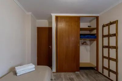 a small bedroom with a bed and a closet at Excelente depto 2 habitaciones en Nueva cordoba By Lofty in Cordoba