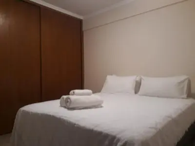 a bedroom with a white bed with two towels on it at Excelente depto 2 habitaciones en Nueva cordoba By Lofty in Cordoba