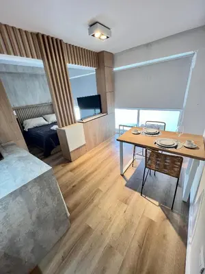 a living room with a table and a bedroom at Estudio - apartamento cómodo y acogedor SS1 in Cordoba