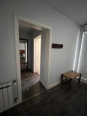 an empty room with a hallway with a chair and a mirror at La Americana, casa entre sierras in Luján