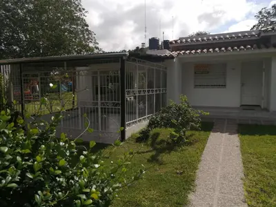 a house with a gate in the yard at Casa hasta 10 personas. in Villa Rumipal