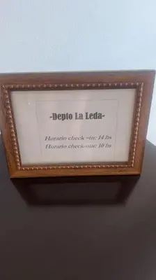 a picture of a plaque in a wooden frame at Depto La Leda in Almafuerte