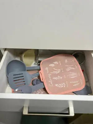 a drawer with a purse and other kitchen utensils at Departamento HMP en la mejor zona Cordoba in Cordoba