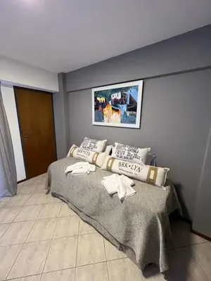 a bedroom with a bed with a blanket on it at SUPER UBICACIÓN NUEVA CÓRDOBA in Cordoba