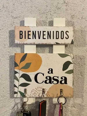 a sign that says benvimos a casa on a wall at Departamento 2 dormitorios Villa Carlos Paz in Villa Carlos Paz