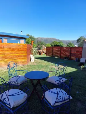 a table and four chairs in a yard at Cabañas Los Materos in Santa María